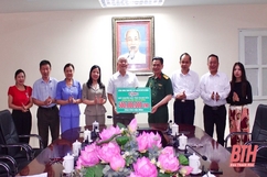 Đồng hương Thanh Hóa tại TP Hồ Chí Minh trao tặng Quỹ Khuyến học tỉnh Thanh Hóa 500 triệu đồng
