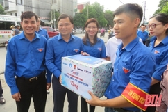 Bí thư thứ nhất Trung ương Đoàn Nguyễn Anh Tuấn tặng quà đội hình tiếp sức mùa thi tại Thanh Hóa