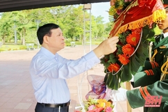 Phó Bí thư Thường trực Tỉnh ủy Lại Thế Nguyên viếng các Anh hùng liệt sĩ tại các nghĩa trang tỉnh Quảng Trị