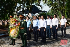 Phó Chủ tịch Thường trực UBND tỉnh Nguyễn Văn Thi viếng Nghĩa trang liệt sỹ huyện Hà Trung và thăm, tặng quà đối tượng chính sách
