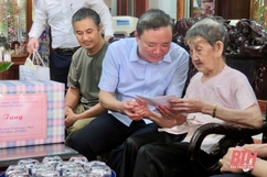 Bí thư Thành ủy TP Thanh Hóa Lê Anh Xuân viếng nghĩa trang liệt sỹ và thăm, tặng quà gia đình chính sách phường Đông Cương 