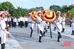 Phó Chủ tịch Quốc hội Trần Quang Phương dâng hoa, dâng hương tưởng niệm các anh hùng liệt sĩ và tặng quà cho các đối tượng chính sách TP Thanh Hóa