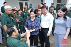 Trưởng ban Dân vận Trung ương Bùi Thị Minh Hoài thăm, tặng quà cho người có công tại tỉnh Thanh Hóa