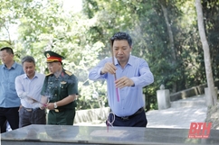 Phó Chủ tịch UBND tỉnh Lê Đức Giang viếng nghĩa trang liệt sĩ và thăm hỏi cán bộ, chiến sĩ Đảo Mê