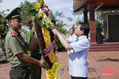 Trưởng ban Tổ chức Tỉnh ủy Nguyễn Văn Hùng viếng nghĩa trang liệt sĩ và thăm, tặng quà gia đình chính sách tại huyệnTriệu Sơn