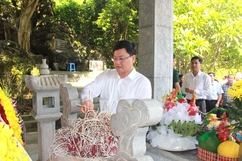 Phó Chủ tịch UBND tỉnh Mai Xuân Liêm viếng nghĩa trang Liệt sĩ và thăm gia đình chính sách huyện Quan Hoá