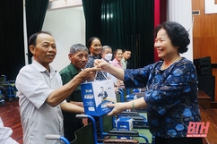 Quỹ Bầu ơi trao xe lăn cho người khuyết tật trên địa bàn huyện Quảng Xương