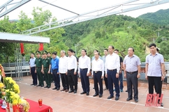 Chủ tịch UBND tỉnh Đỗ Minh Tuấn viếng các anh hùng liệt sĩ tại tỉnh Hà Giang