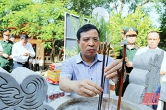 Phó Bí thư Thường trực Tỉnh ủy Lại Thế Nguyên viếng nghĩa trang liệt sĩ và thăm hỏi, tặng quà đối tượng chính sách tại TP Sầm Sơn