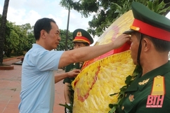 Phó Bí thư Tỉnh ủy Trịnh Tuấn Sinh viếng nghĩa trang liệt sĩ và thăm, tặng quà gia đình chính sách tại huyện Nga Sơn