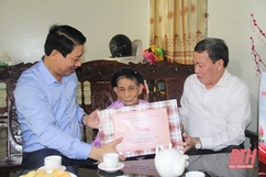 Phó Chủ tịch UBND tỉnh Lê Đức Giang viếng nghĩa trang liệt sỹ và thăm, tặng quà gia đình chính sách tại huyện Thọ Xuân