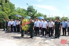 Phó Chủ tịch HĐND tỉnh Nguyễn Quang Hải viếng nghĩa trang liệt sĩ và thăm, tặng quà đối tượng chính sách trên địa bàn huyện Yên Định