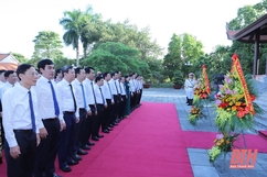 Đoàn đại biểu tỉnh Thanh Hóa dâng hương tưởng nhớ Chủ tịch Hồ Chí Minh, Mẹ Việt Nam Anh hùng và các Anh hùng liệt sĩ