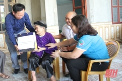 TYM Chi nhánh Thanh Hóa tặng quà tri ân mẹ Việt Nam anh hùng và các gia đình thương binh, liệt sỹ