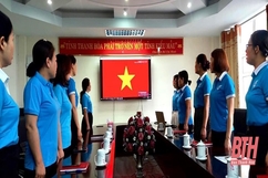 Cơ quan Hội LHPN tỉnh Thanh Hoá tổ chức sinh hoạt dưới cờ