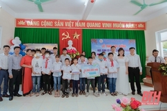 Trao học bổng cho học sinh có hoàn cảnh khó trên địa bàn phường Đông Sơn