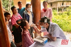Đoàn Khối Cơ quan và Doanh nghiệp tỉnh khám bệnh và tặng quà tại huyện Quan Sơn