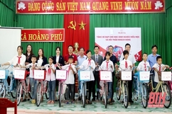 Tặng 10 xe đạp cho học sinh nghèo hiếu học xã Hoằng Phú