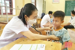 Khám sức khỏe cho 2.387 học sinh trên địa bàn huyện Vĩnh Lộc