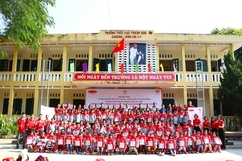Dai-ichi Life Việt Nam tặng quà khuyến học cho trẻ  có hoàn cảnh khó khăn tại Thanh Hóa
