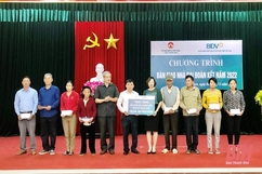 Trao tiền hỗ trợ xây dựng nhà Đại đoàn kết cho 8 hộ nghèo thị xã Nghi Sơn
