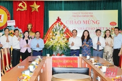 Phó Bí thư Thường trực Tỉnh ủy Lại Thế Nguyên chúc mừng một số nhà trường nhân kỷ niệm 40 năm Ngày Nhà giáo Việt Nam