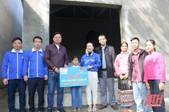 Trao nhà “Khăn quàng đỏ” cho học sinh huyện Quan Sơn