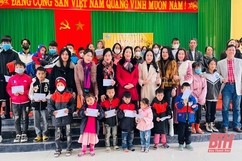 Hội LHPN tỉnh trao tặng quà cho trẻ mồ côi huyện Đông Sơn