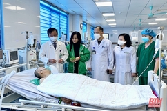 Bệnh viện Đa khoa tỉnh Thanh Hoá tặng quà cho bệnh nhân điều trị trong dịp Tết Nguyên đán