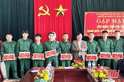 Hội Nông dân tỉnh trao quà động viên tân binh xã Vĩnh Long lên đường làm nghĩa vụ quân sự