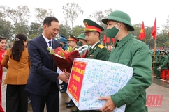 Phó Bí thư Tỉnh ủy Trịnh Tuấn Sinh động viên thanh niên ưu tú huyện Hoằng Hóa lên đường nhập ngũ