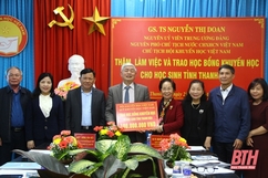 Chủ tịch Hội Khuyến học Việt Nam Nguyễn Thị Doan trao học bổng khuyến học cho học sinh tỉnh Thanh Hóa