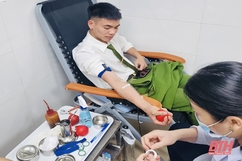 Chiến sĩ Cảnh sát PCCC hiến máu giúp sản phụ qua cơn nguy kịch