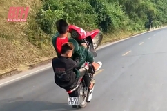 Triệu tập quái xế “bốc đầu” xe máy, quay video đăng lên mạng xã hội