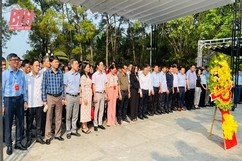 Đoàn đại biểu dự Hội thảo báo Đảng các tỉnh, thành phố khu vực miền Trung - Tây Nguyên viếng Nghĩa trang liệt sĩ Quốc gia Trường Sơn