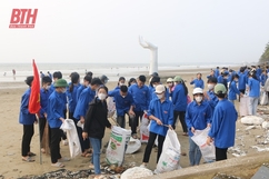 Hoằng Hóa: Ra quân tổng dọn vệ sinh môi trường bãi biển Hải Tiến 