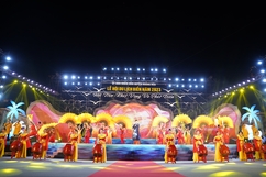 Khu du lịch biển Hải Tiến đón hàng nghìn người trong đêm khai mạc lễ hội