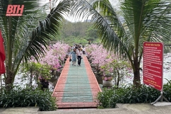 Danh thắng Kim Sơn thu hút đông du khách đến tham quan ngày đầu kỳ nghỉ lễ