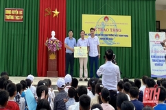 Trao tặng học bổng và bàn ghế cho học sinh Trường THCS Thanh Phong (Như Xuân)