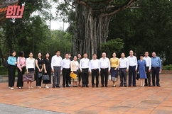 Đoàn cán bộ cấp cao Bộ Nội vụ nước CHDCND Lào dâng hương tại Khu di tích Quốc gia đặc biệt Lam Kinh