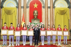Các VĐV Cao Thị Duyên, Hoàng Thị Tình của tỉnh Thanh Hóa vinh dự được nhận Huân chương Lao động hạng Ba