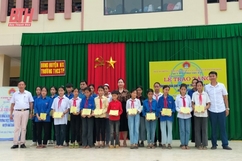Trao 20 suất học bổng và quà cho học sinh khó khăn Trường THCS Thanh Phong (Như Xuân)
