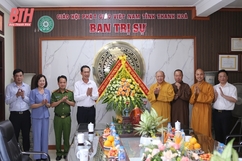 Phó Bí thư Tỉnh ủy Trịnh Tuấn Sinh chúc mừng chức sắc, tăng ni, Phật tử nhân lễ Phật đản