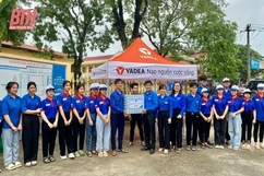 Thăm, tặng quà đội hình tình nguyện “Tiếp sức mùa thi”