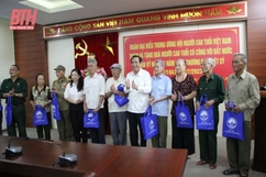 Đoàn công tác của Trung ương Hội Người cao tuổi Việt Nam tặng quà cho người cao tuổi có công với đất nước