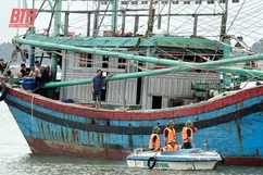 BĐBP Thanh Hóa khẩn trương kêu gọi tàu thuyền tránh trú cơn bão số 1