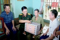 Chỉ huy trưởng Bộ CHQS tỉnh viếng nghĩa trang liệt sỹ và thăm, tặng quà người có công tại huyện Như Thanh
