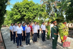 Phó Trưởng Đoàn ĐBQH tỉnh Mai Văn Hải viếng nghĩa trang liệt sĩ và thăm, tặng quà gia đình chính sách huyện Hà Trung