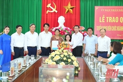 Chủ tịch UBND tỉnh Đỗ Minh Tuấn trao quyết định tuyển dụng viên chức ngành giáo dục và đào tạo cho cô giáo Lê Thị Thắm