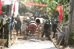 Lữ đoàn Thông tin 80, Quân khu 4 làm công tác dân vận tại xã Xuân Lộc 